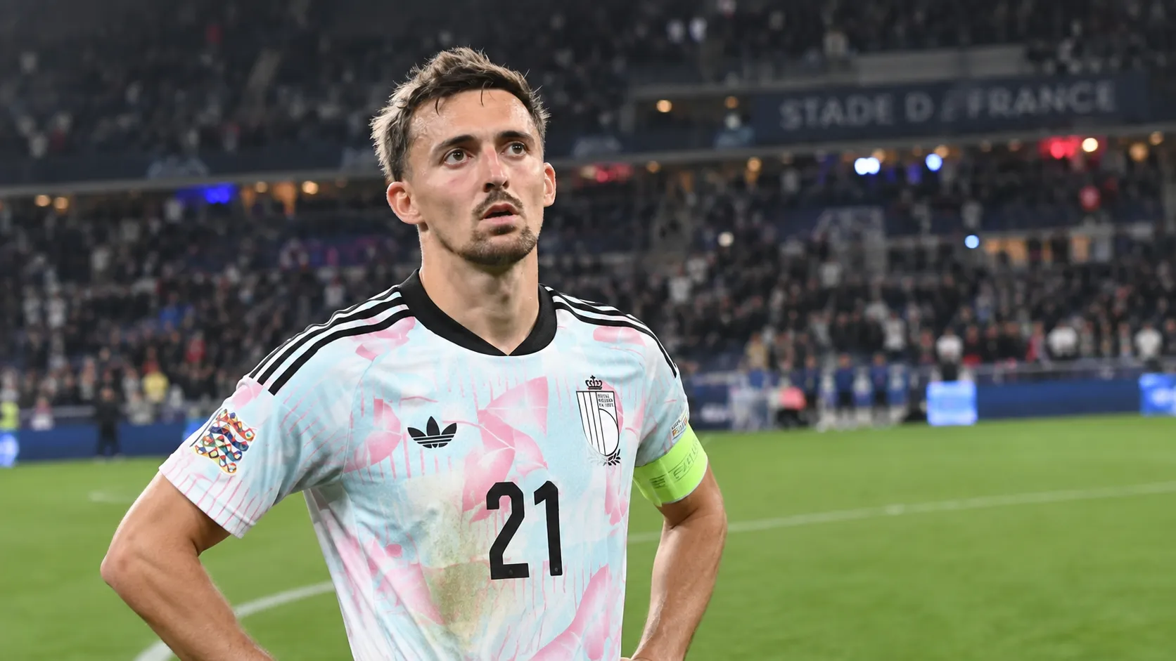 Timothy Castagne in het tenue van België na een wedstrijd in het Stade de France.