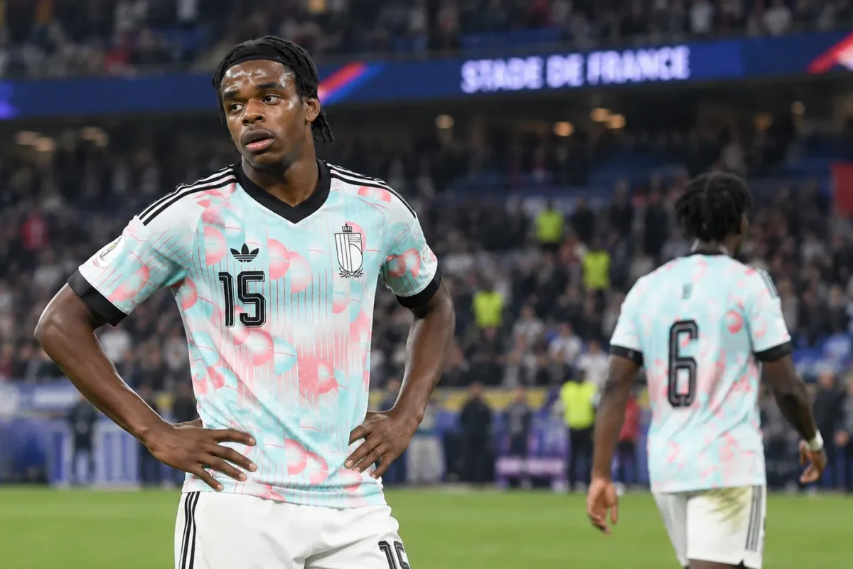 Nathan Ngoy staat na de wedstrijd op het veld van het Stade de France naast een Belgische ploegmaat.