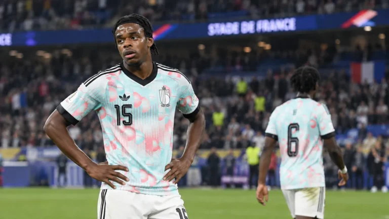 Nathan Ngoy staat na de wedstrijd op het veld van het Stade de France naast een Belgische ploegmaat.