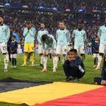 Belgische internationals staan na de wedstrijd samen op het veld van het Stade de France.
