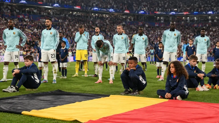Belgische internationals staan na de wedstrijd samen op het veld van het Stade de France.