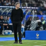 Mark van Bommel staat langs de zijlijn tijdens België tegen Frankrijk.