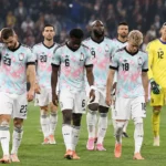 Belgische internationals verlaten na afloop samen het veld in het Stade de France.
