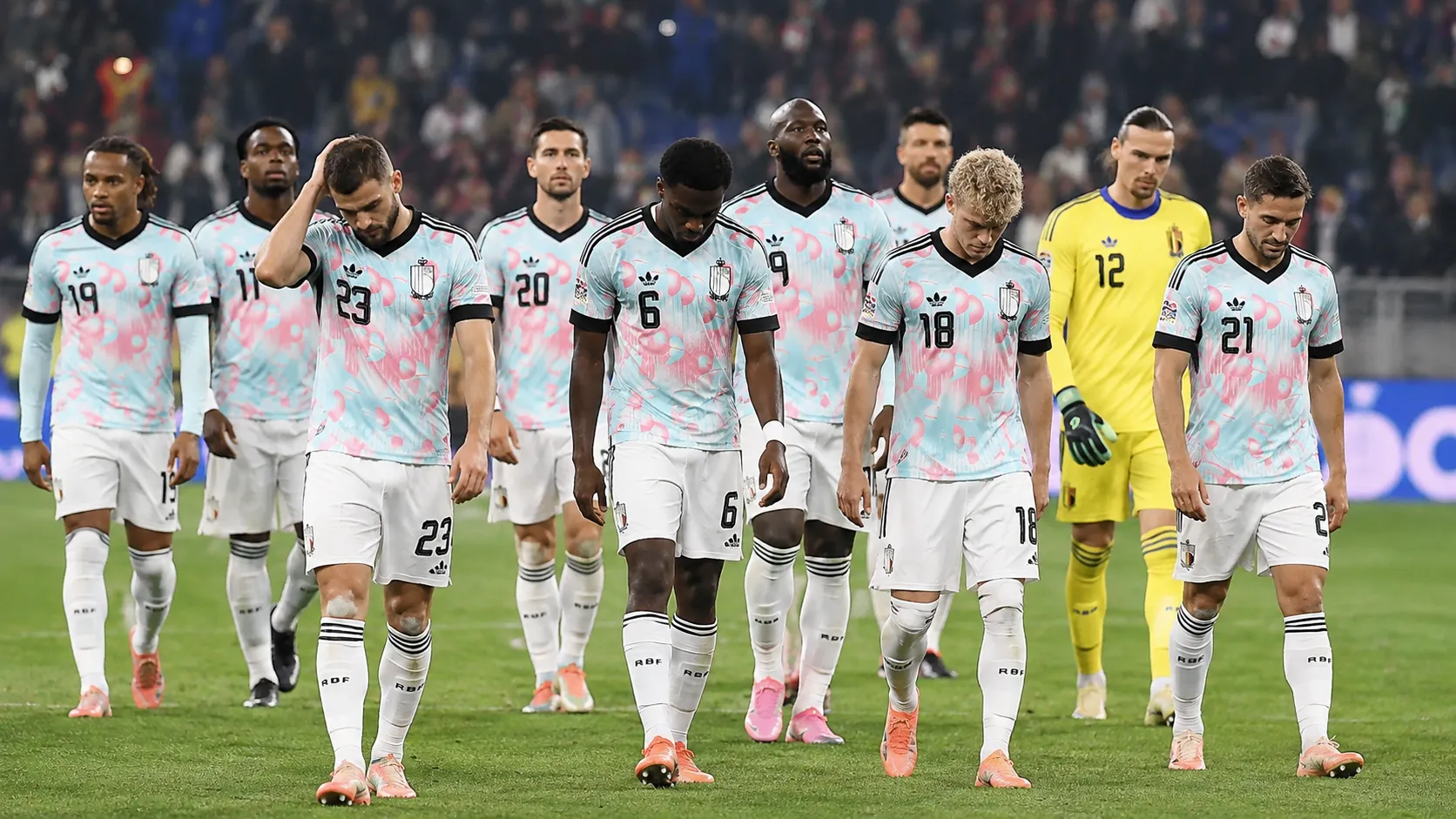 Belgische internationals verlaten na afloop samen het veld in het Stade de France.