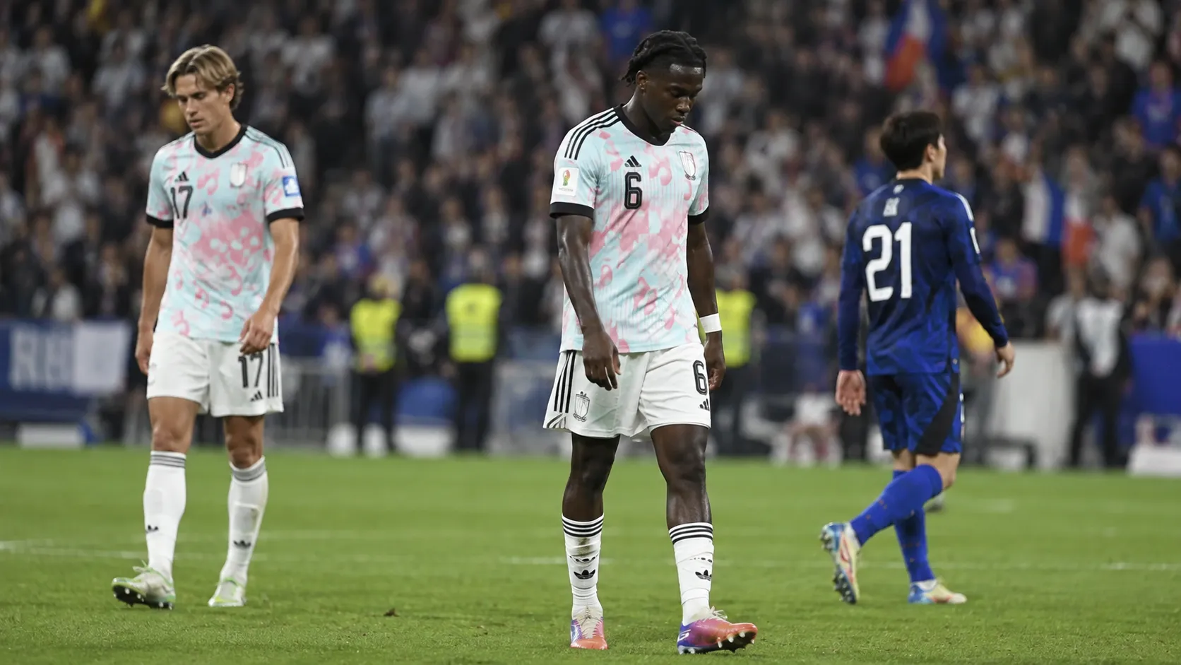Belgische en Franse spelers op het veld na het laatste fluitsignaal.