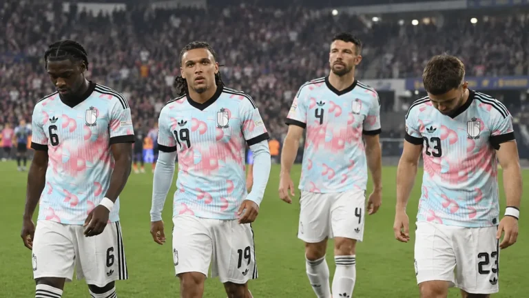 Een groep Belgische internationals in wedstrijdtenue op het veld na de match.
