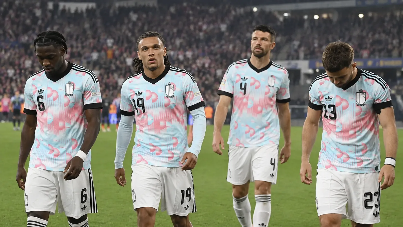 Een groep Belgische internationals in wedstrijdtenue op het veld na de match.