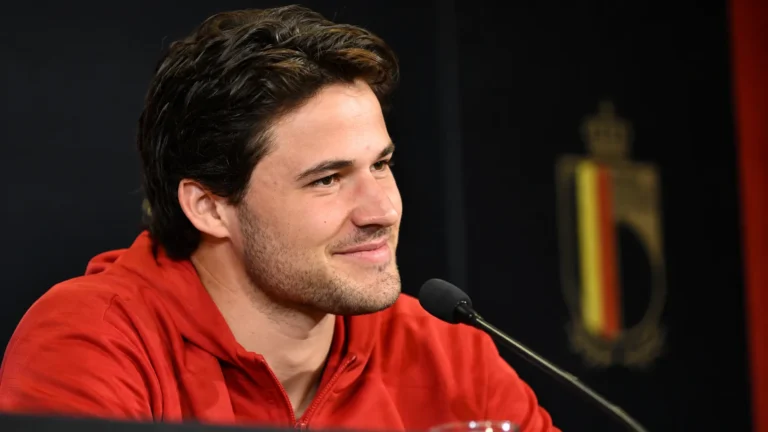 Senne Lammens tijdens een persconferentie van de Rode Duivels.