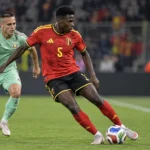 Josuรฉ Kongolo in het rode tenue van de Belgische beloften tijdens een verdedigende actie.