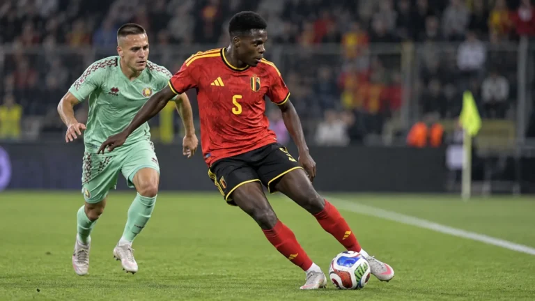 Josué Kongolo in het rode tenue van de Belgische beloften tijdens een verdedigende actie.