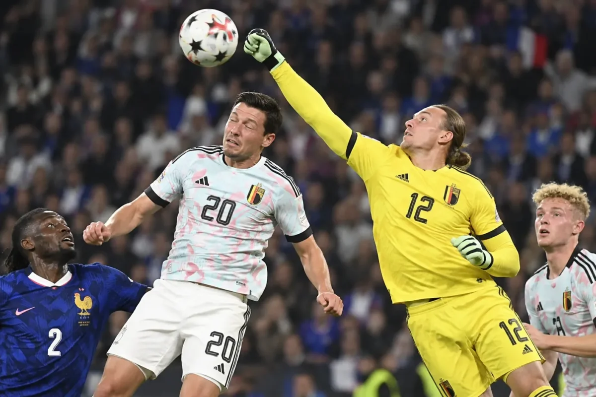 Belgische en Franse spelers strijden in de lucht om de bal tijdens een interland.