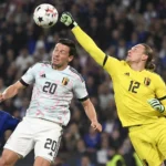 Belgische en Franse spelers strijden in de lucht om de bal tijdens een interland.