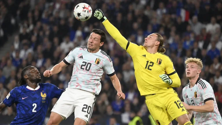 Belgische en Franse spelers strijden in de lucht om de bal tijdens een interland.