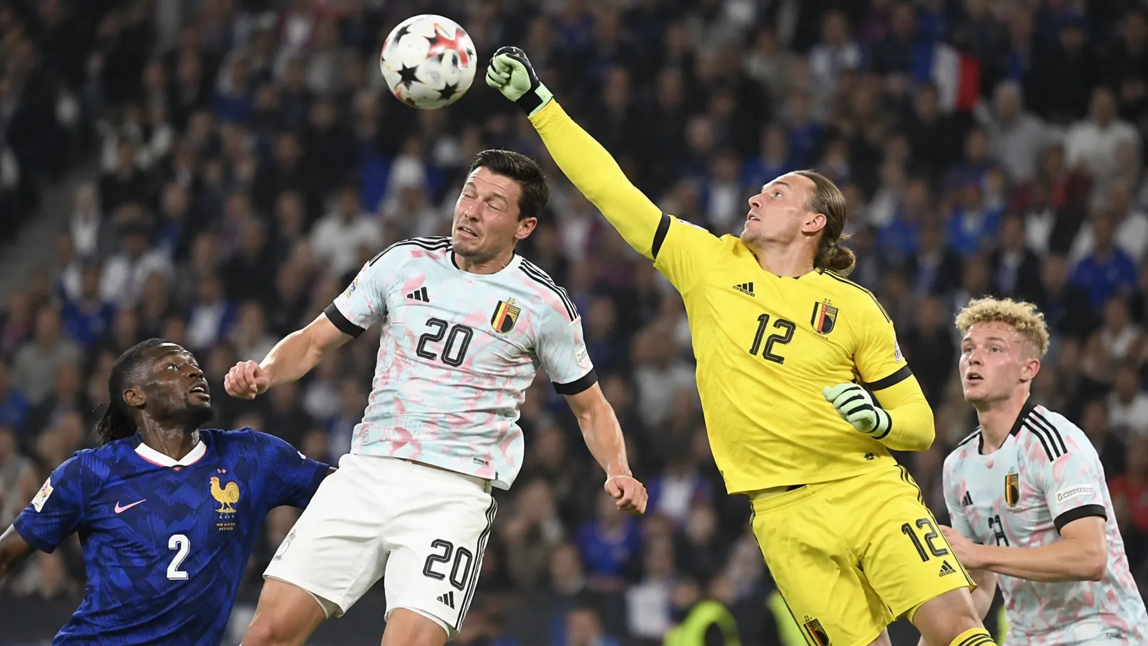 Belgische en Franse spelers strijden in de lucht om de bal tijdens een interland.