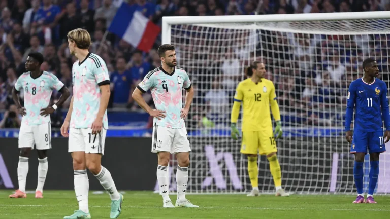 Belgische en Franse spelers tijdens een stil spelmoment in het Stade de France.