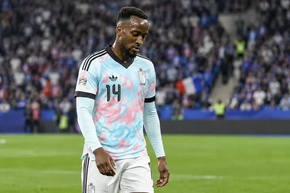 Dodi Lukebakio loopt na de wedstrijd op het veld in zijn Belgische wedstrijdshirt.