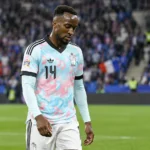 Dodi Lukebakio loopt na de wedstrijd op het veld in zijn Belgische wedstrijdshirt.