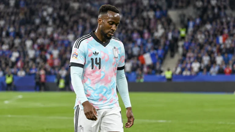 Dodi Lukebakio loopt na de wedstrijd op het veld in zijn Belgische wedstrijdshirt.