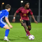 Yhanis Onehese in actie voor België U17 tijdens een jeugdwedstrijd.