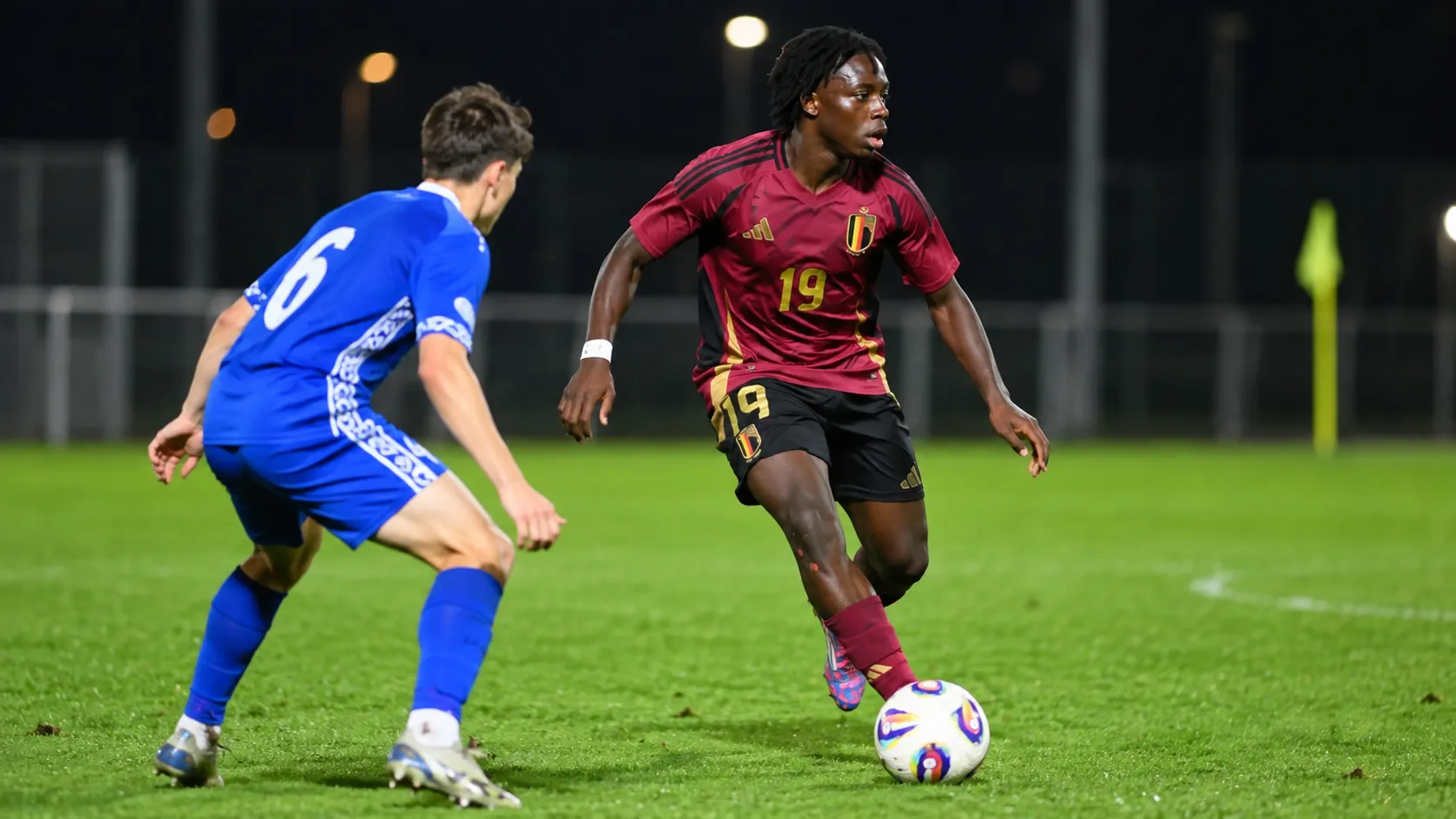 Yhanis Onehese in actie voor België U17 tijdens een jeugdwedstrijd.