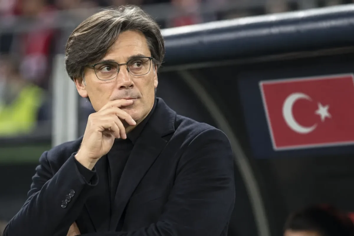 Vincenzo Montella staat geconcentreerd langs de zijlijn bij Turkije.