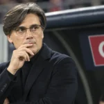 Vincenzo Montella staat geconcentreerd langs de zijlijn bij Turkije.