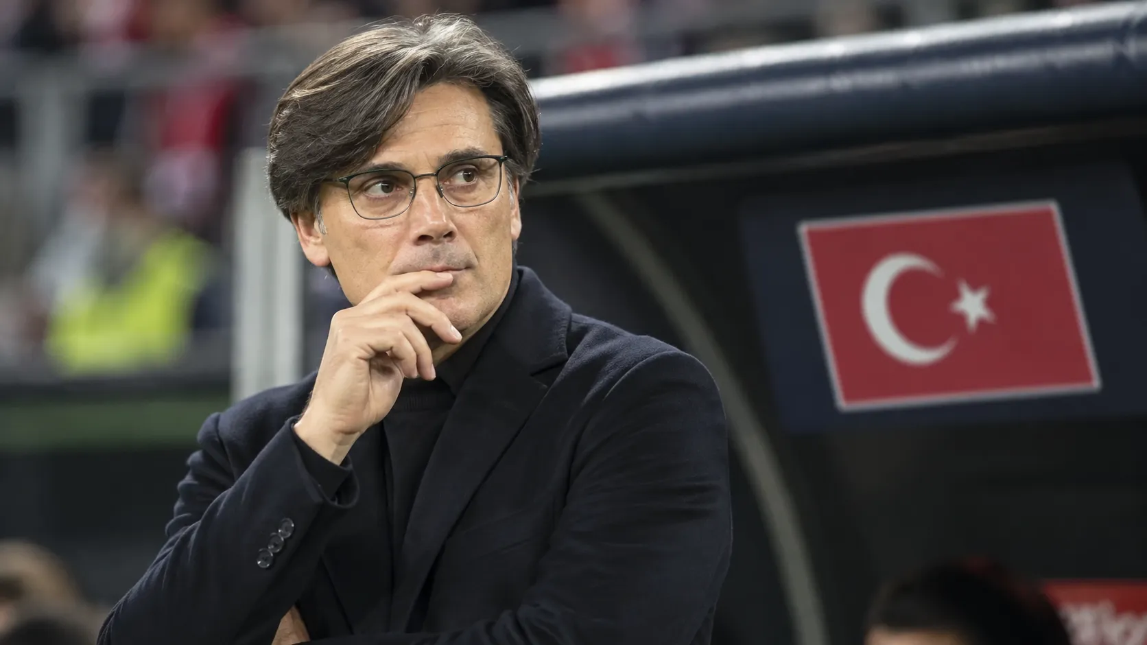 Vincenzo Montella staat geconcentreerd langs de zijlijn bij Turkije.