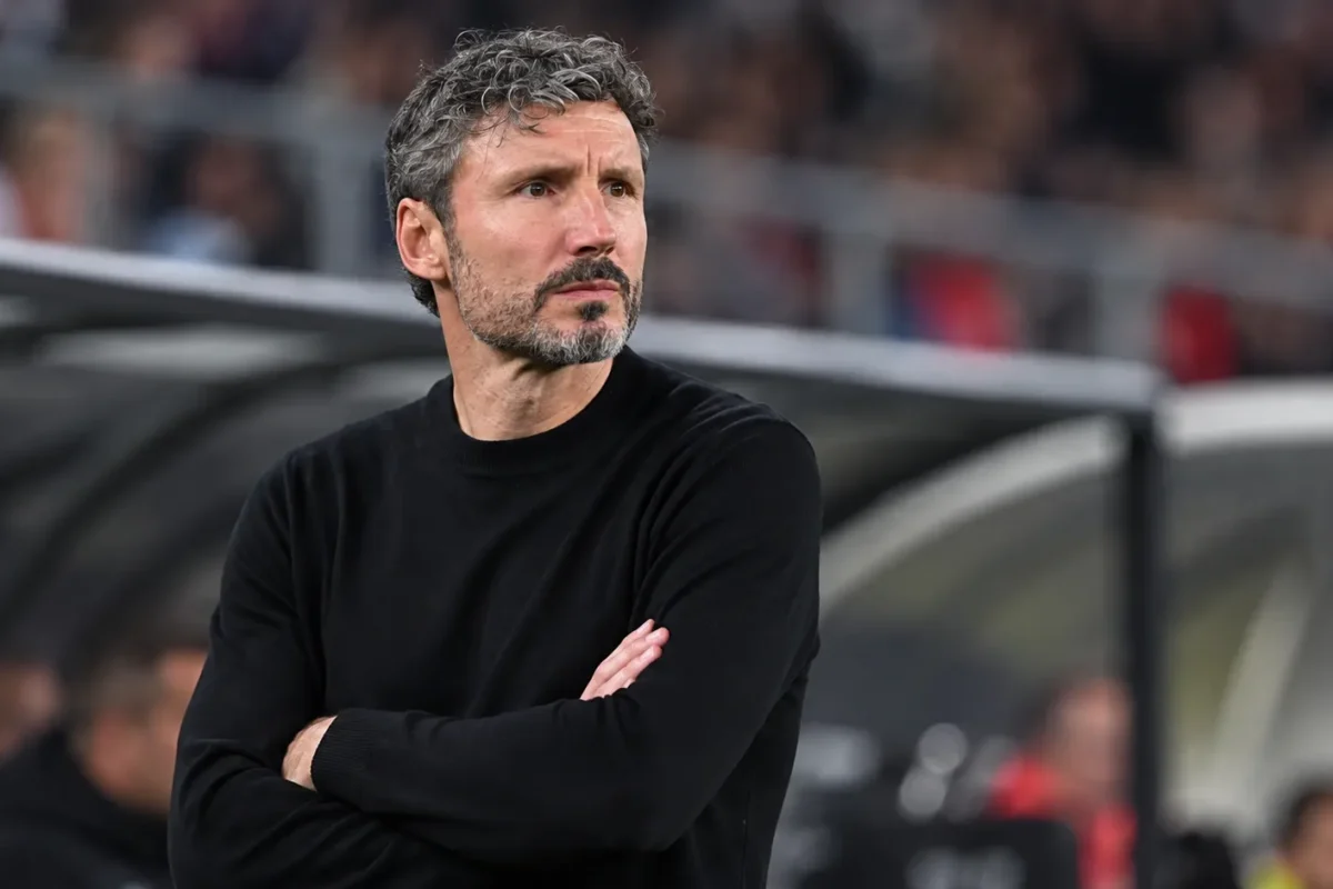 Mark van Bommel kijkt geconcentreerd vanuit de technische zone van een interlandstadion.