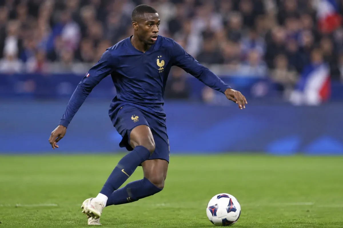 Ousmane Dembélé in het donkerblauwe tenue van Frankrijk met de bal aan de voet.
