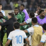 Spelers en stafleden van Suriname en Guatemala raken betrokken bij een opstootje op het veld.