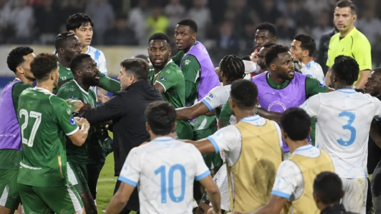 Spelers en stafleden van Suriname en Guatemala raken betrokken bij een opstootje op het veld.