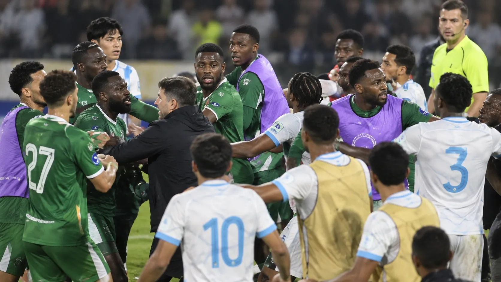 Spelers en stafleden van Suriname en Guatemala raken betrokken bij een opstootje op het veld.