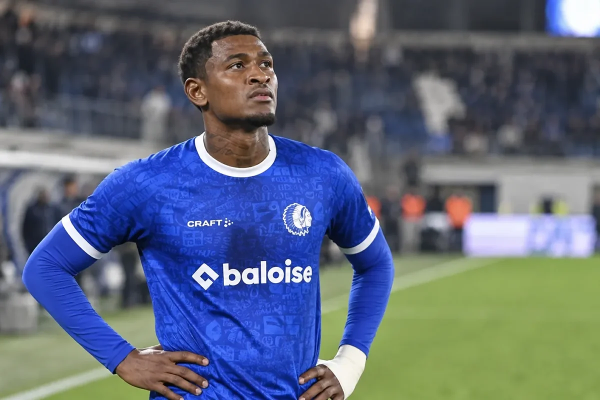 Josué Vergara van KAA Gent tijdens een rustig moment op het veld.
