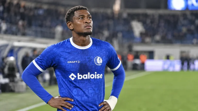 Josué Vergara van KAA Gent tijdens een rustig moment op het veld.
