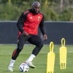 Romelu Lukaku traint met de Rode Duivels tussen oefenpoppen.