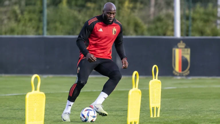 Romelu Lukaku traint met de Rode Duivels tussen oefenpoppen.