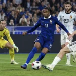 Spelers van België en Frankrijk in actie voor het Belgische doel.