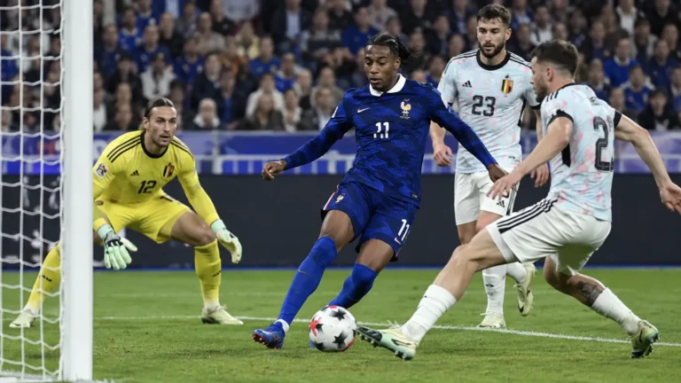 Spelers van België en Frankrijk in actie voor het Belgische doel.