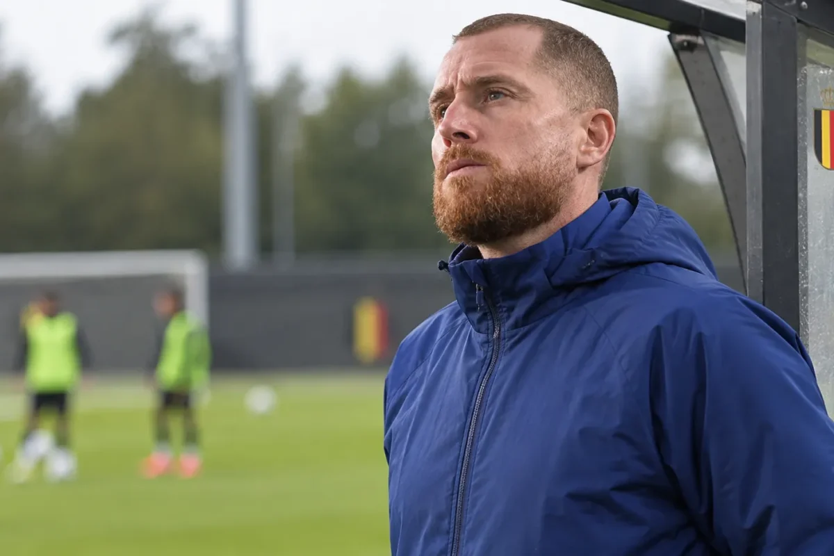 Gill Swerts staat aandachtig langs de zijlijn bij een voorbereiding van België U21.