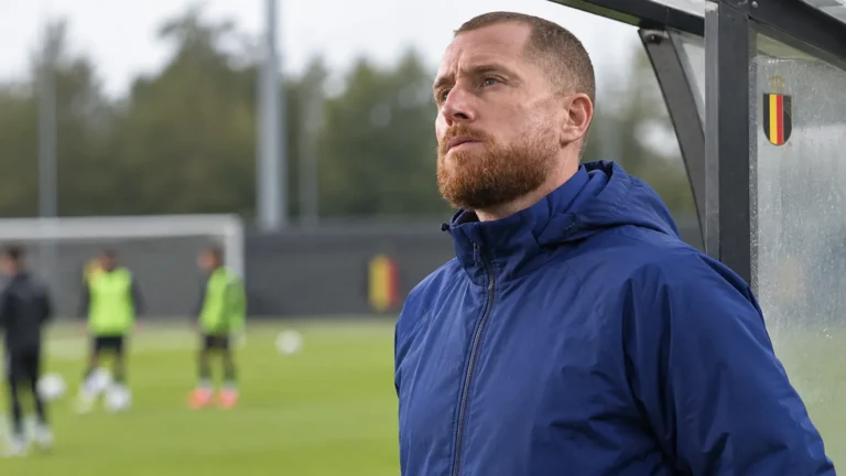 Gill Swerts staat aandachtig langs de zijlijn bij een voorbereiding van België U21.