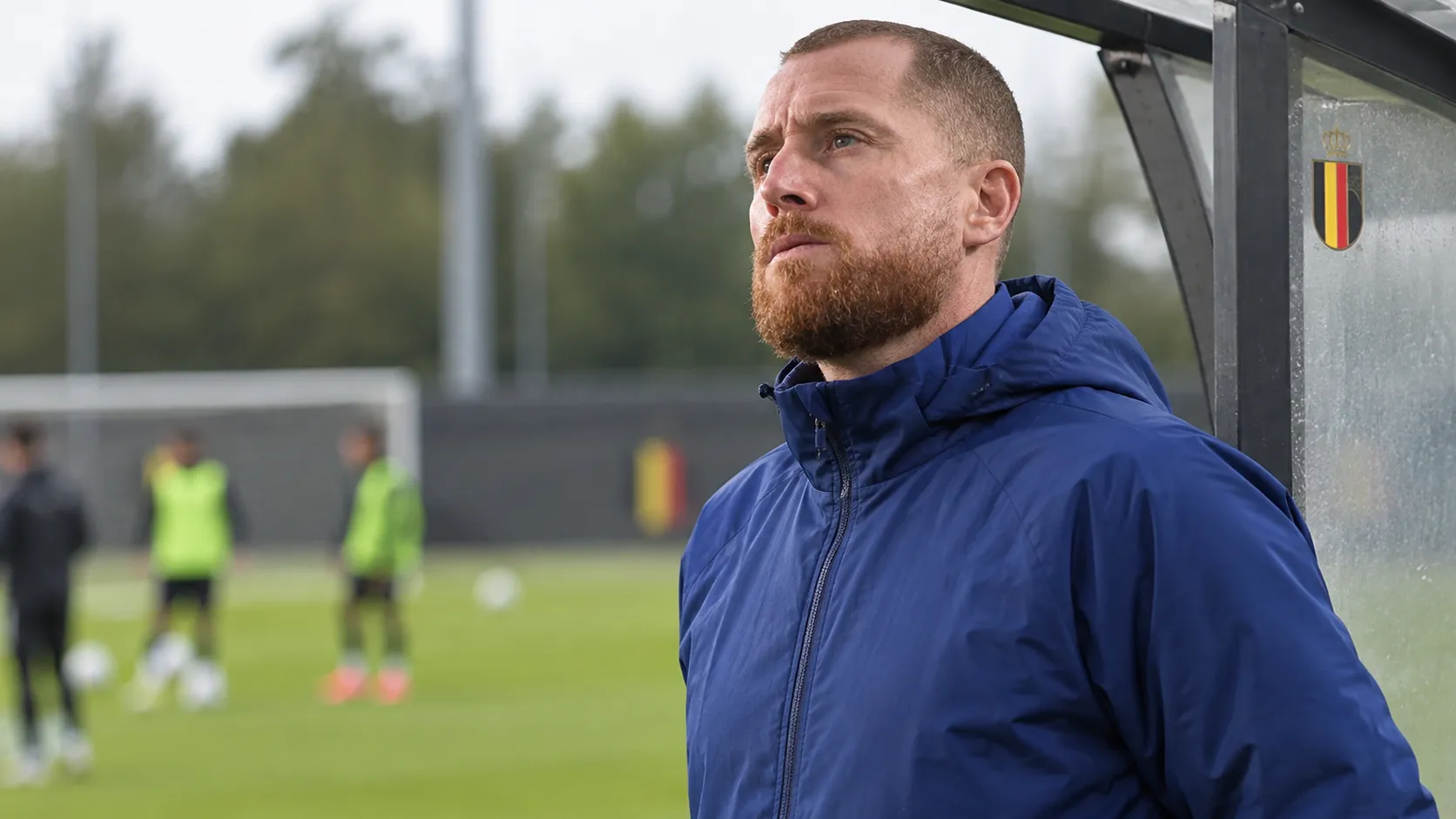 Gill Swerts staat aandachtig langs de zijlijn bij een voorbereiding van Belgiƫ U21.