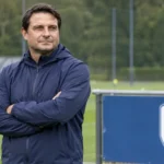 Imre Szabics staat als assistent-coach op het trainingscomplex van KRC Genk.