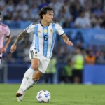 Een Argentijnse voetballer in actie tijdens een wedstrijd tegen Bolivia.