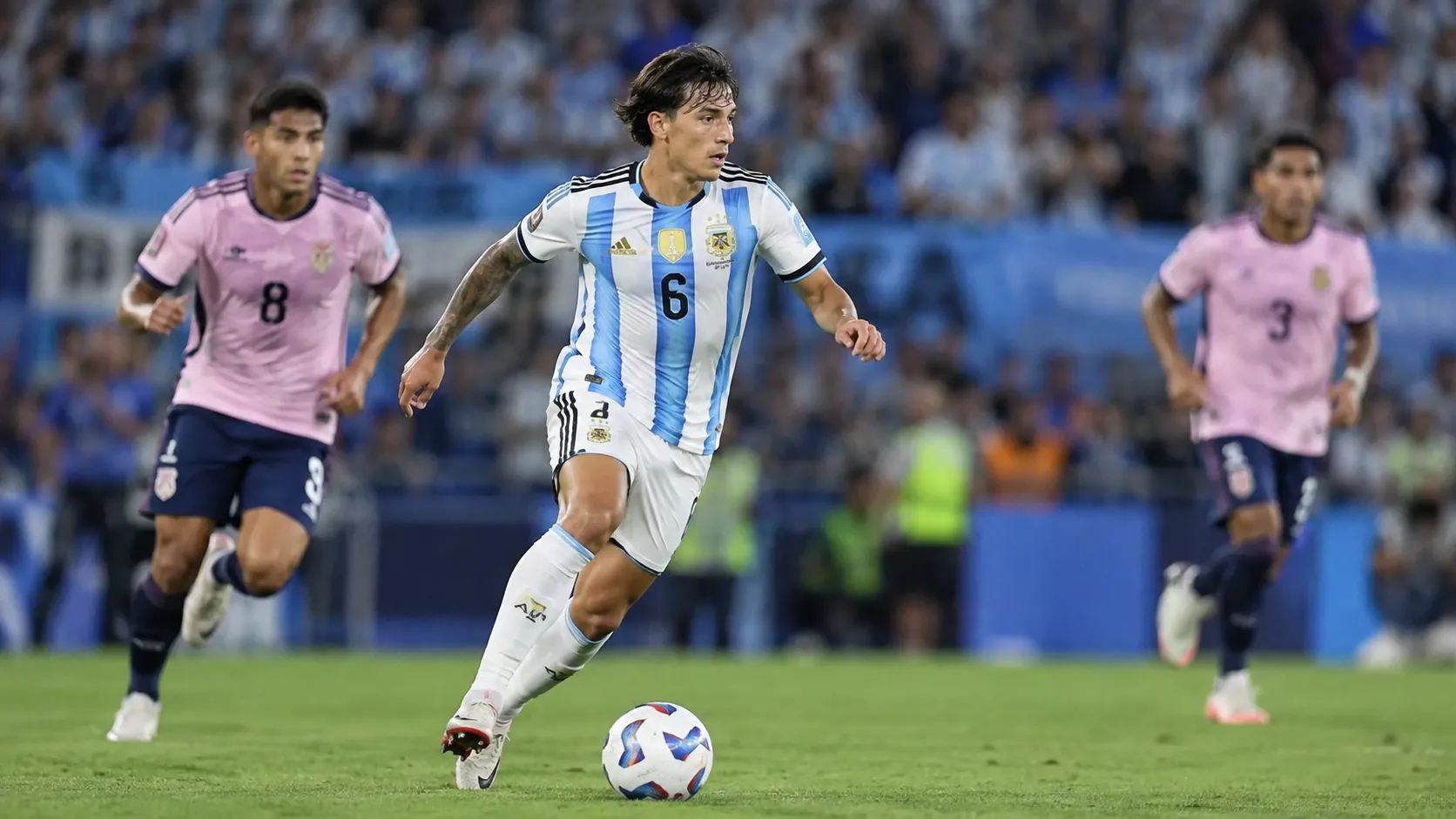 Een Argentijnse voetballer in actie tijdens een wedstrijd tegen Bolivia.