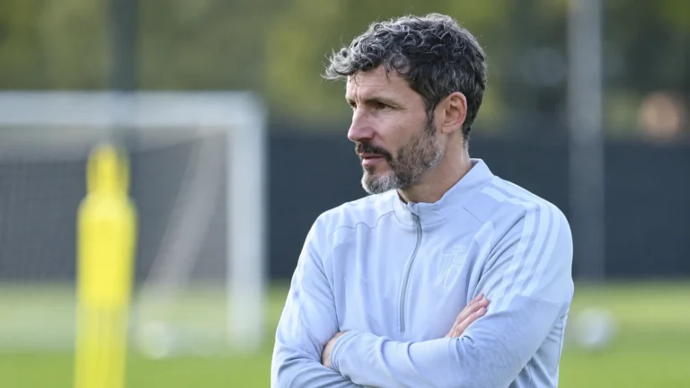 Mark van Bommel observeert aandachtig langs een oefenveld.