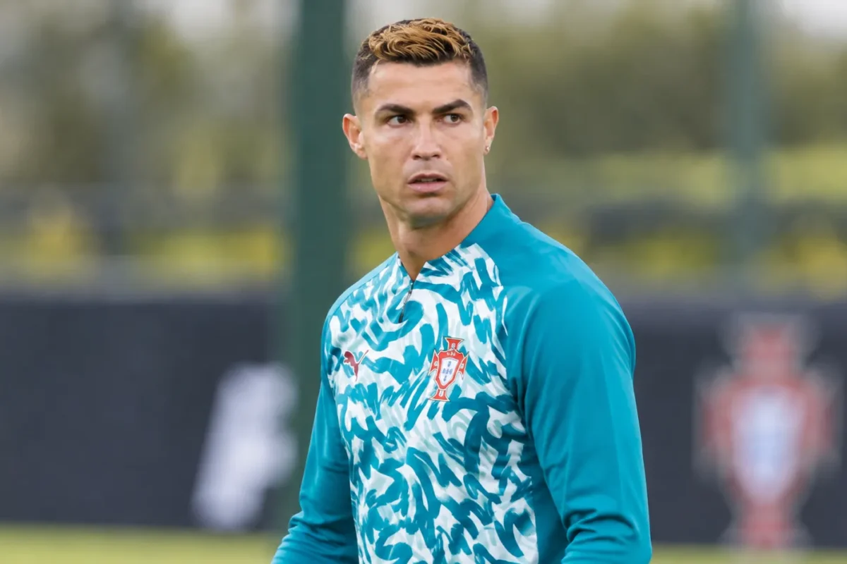Cristiano Ronaldo in een Portugese trainingstop op een trainingsveld.