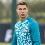 Cristiano Ronaldo in een Portugese trainingstop op een trainingsveld.