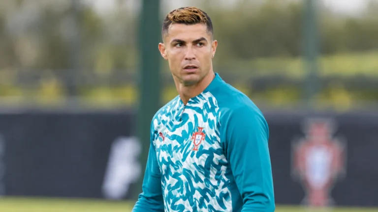 Cristiano Ronaldo in een Portugese trainingstop op een trainingsveld.