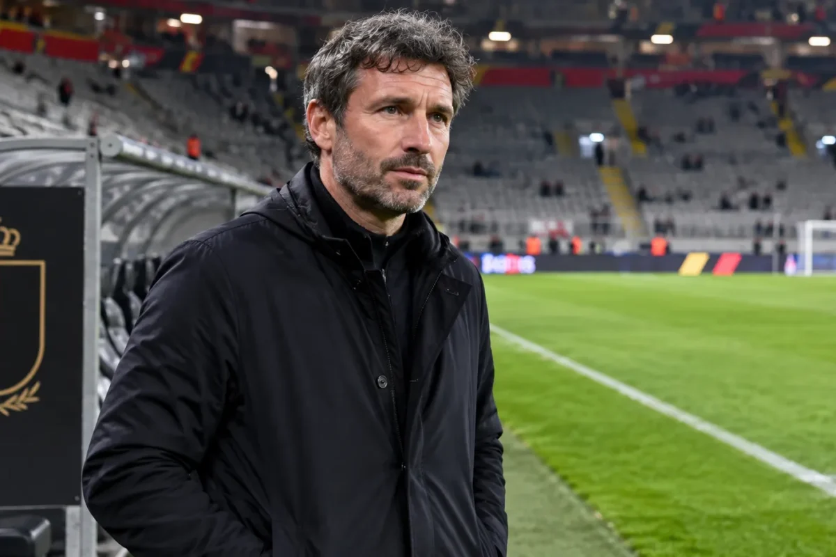 Mark van Bommel staat na een interland aan de rand van het veld bij de technische zone.