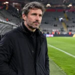 Mark van Bommel staat na een interland aan de rand van het veld bij de technische zone.